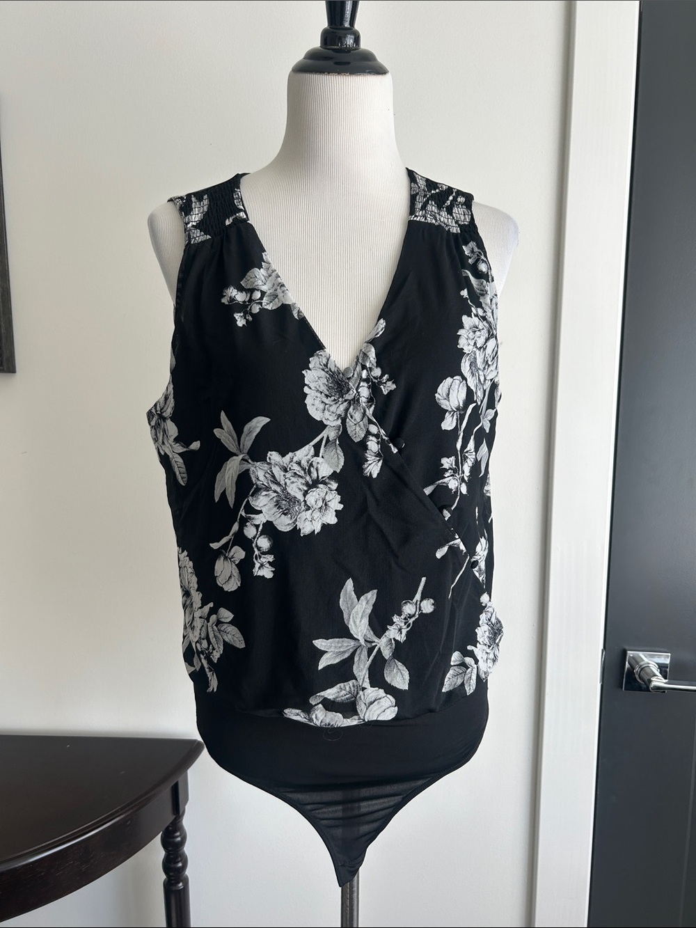 White House Black Market L faux wrap Floral Black gray sleeveless Top - Picture 1 of 10